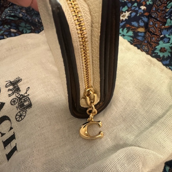 Coach Snap Wallet in Pebble Leather (model C2862) W/ DustBag - Picture 6 of 9